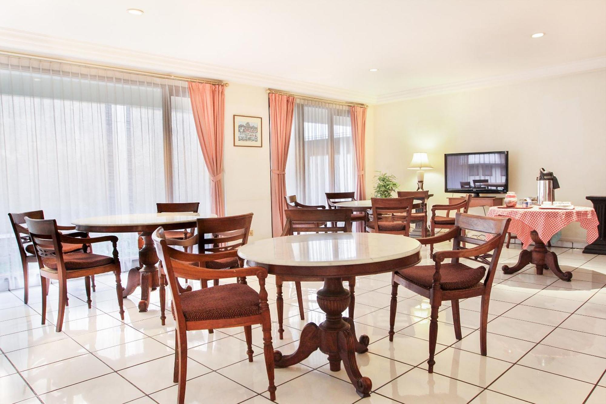 Super Oyo 123 Puri Lotus Otel Cakarta Dış mekan fotoğraf